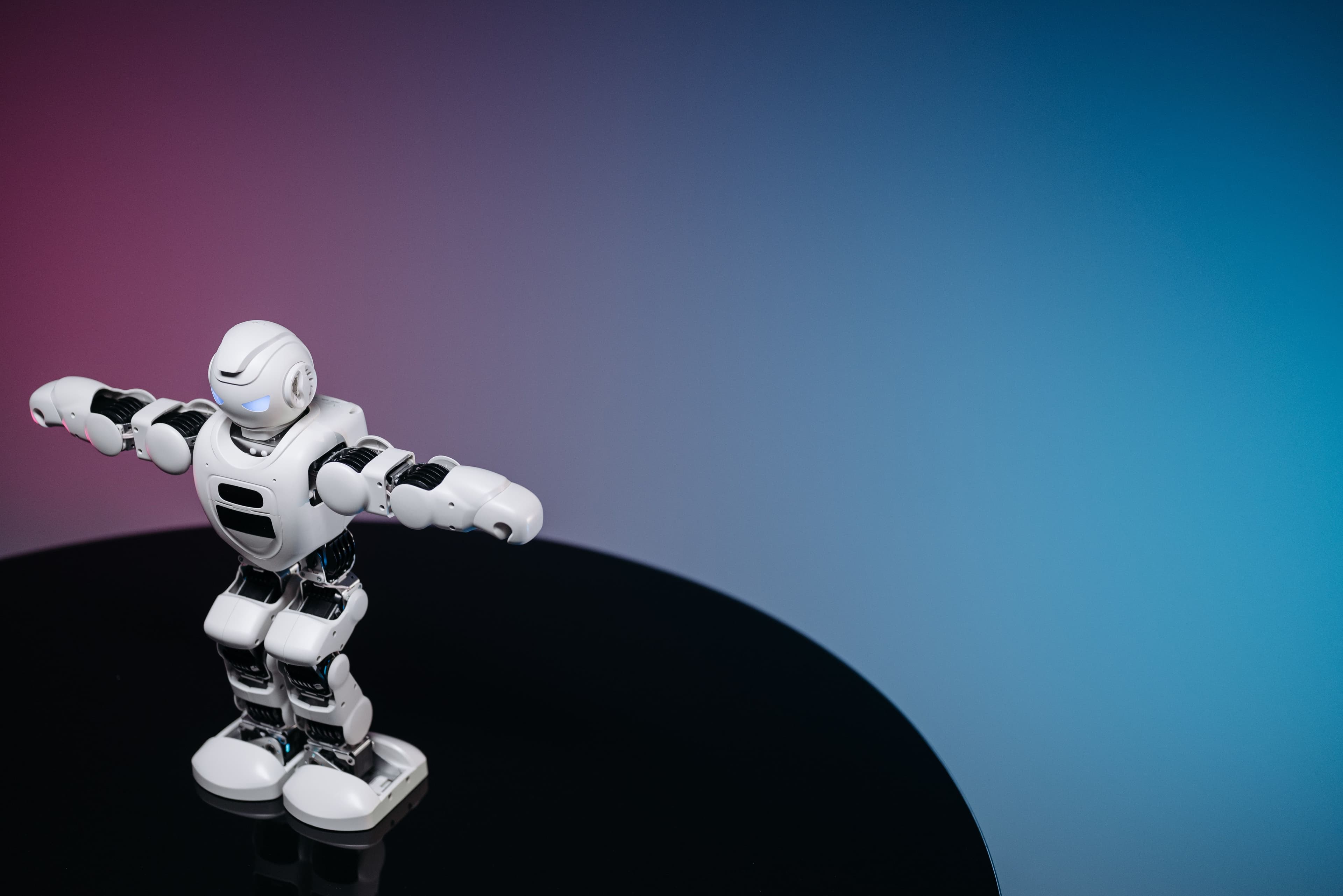 Small AI robot on a blue and pink background